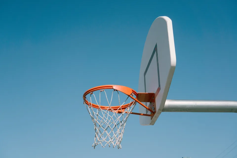 Korb für Spiel in Basketball vor hellblauem Himmel