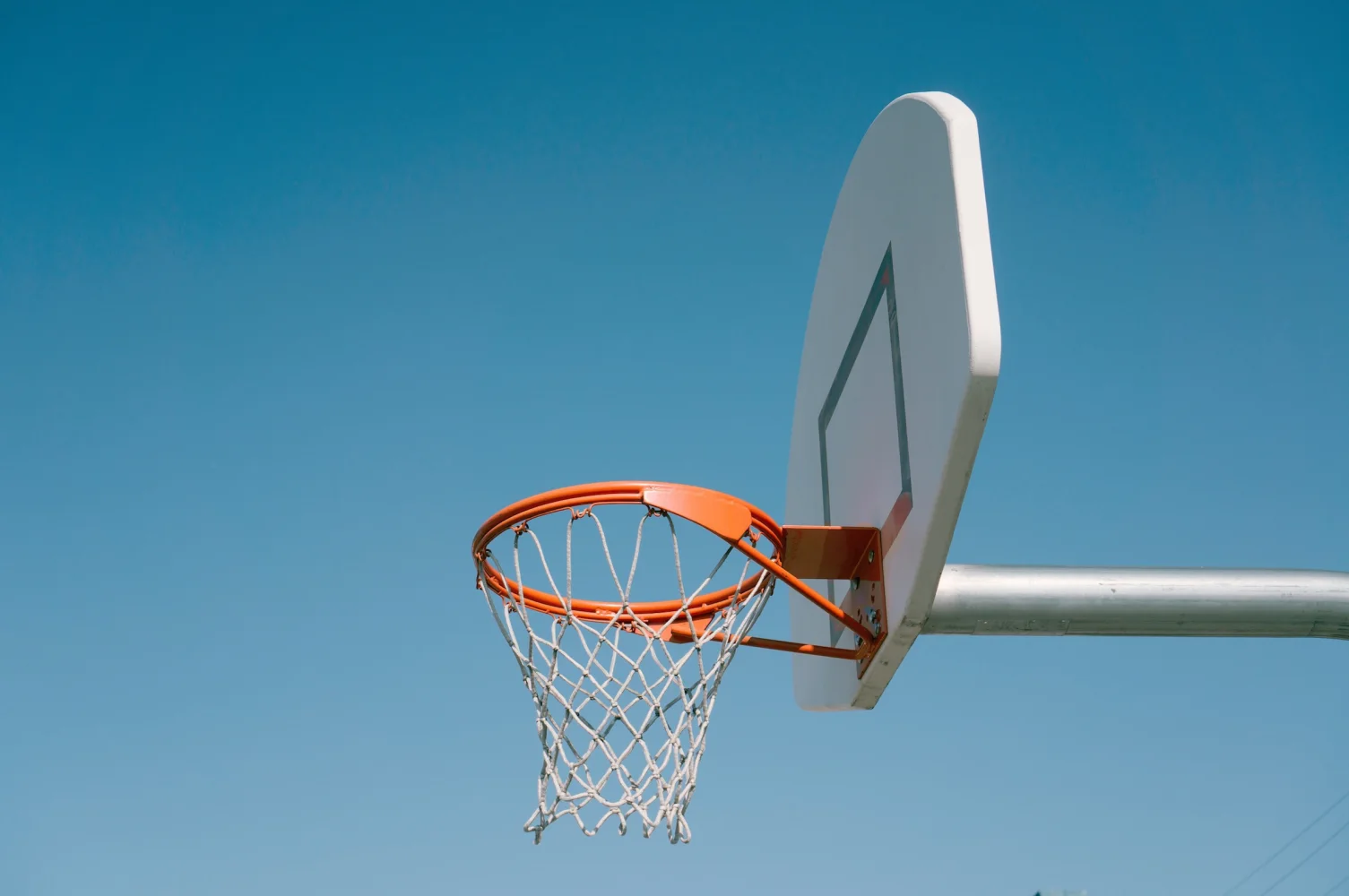 Korb für Spiel in Basketball vor hellblauem Himmel