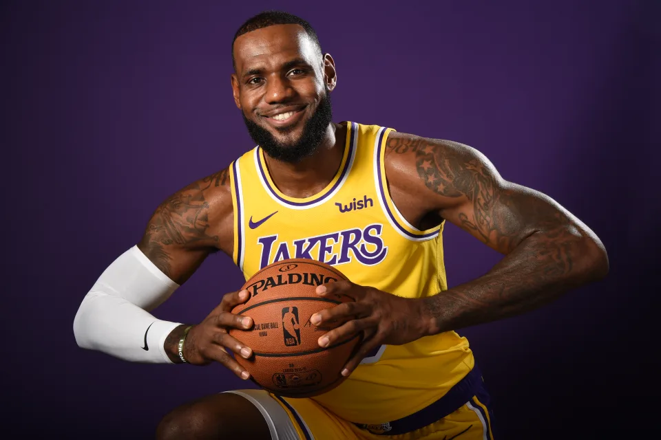 Lächelnder Basketballspieler LeBron James mit einem Ball