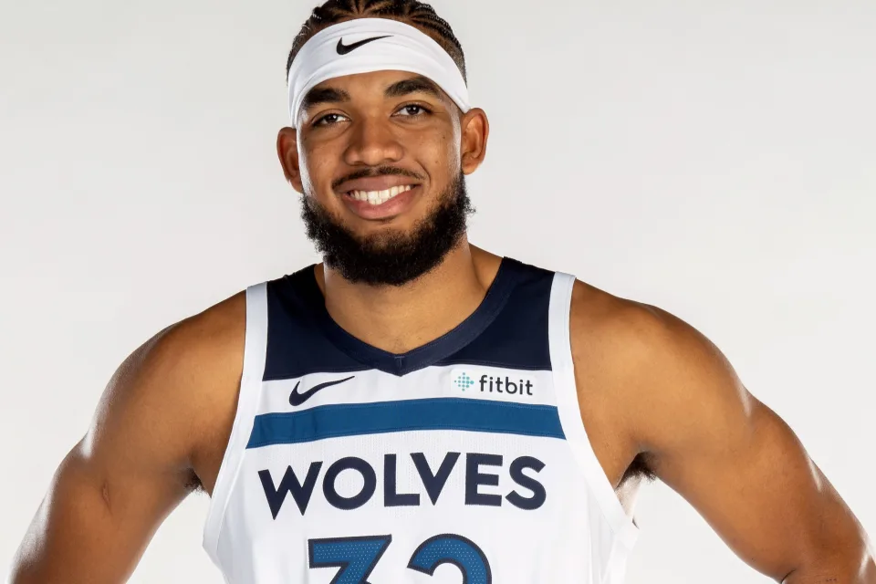 Lächelnder Mann, amerikanischer Basketballspieler