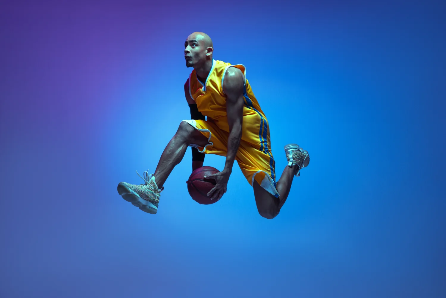 Mann Basketballspieler mit einem Ball in den Händen