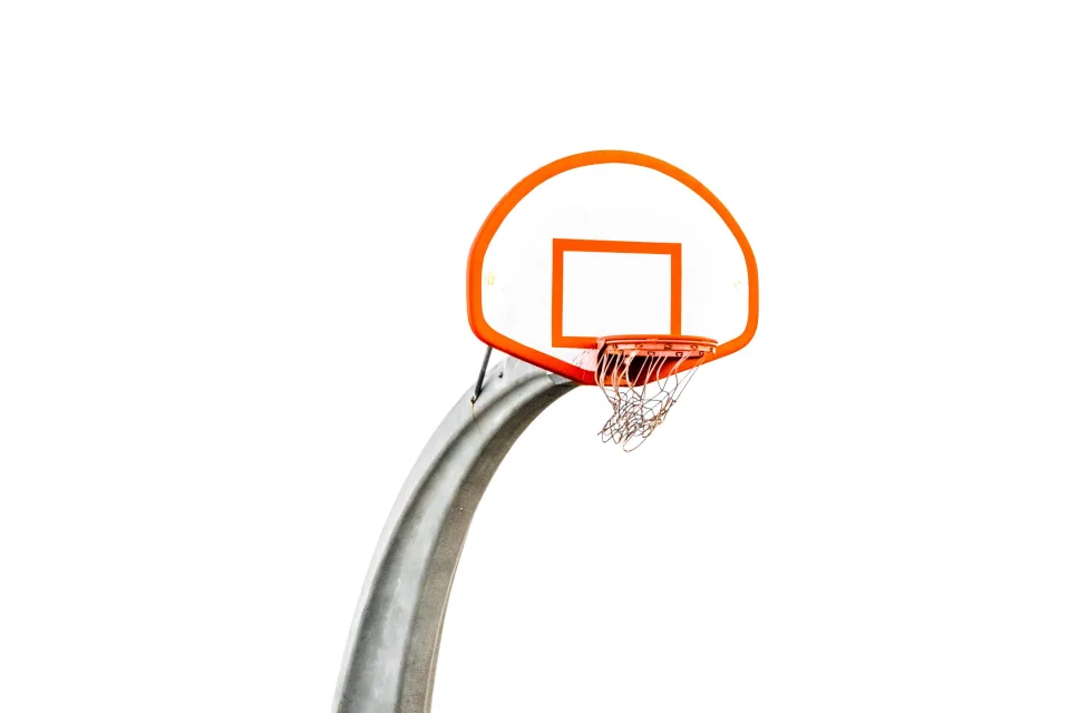 Rotes Basketballkorb vor weißem Hintergrund