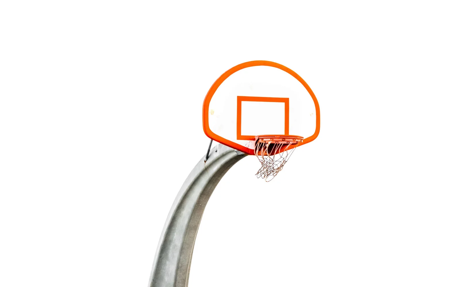 Rotes Basketballkorb vor weißem Hintergrund