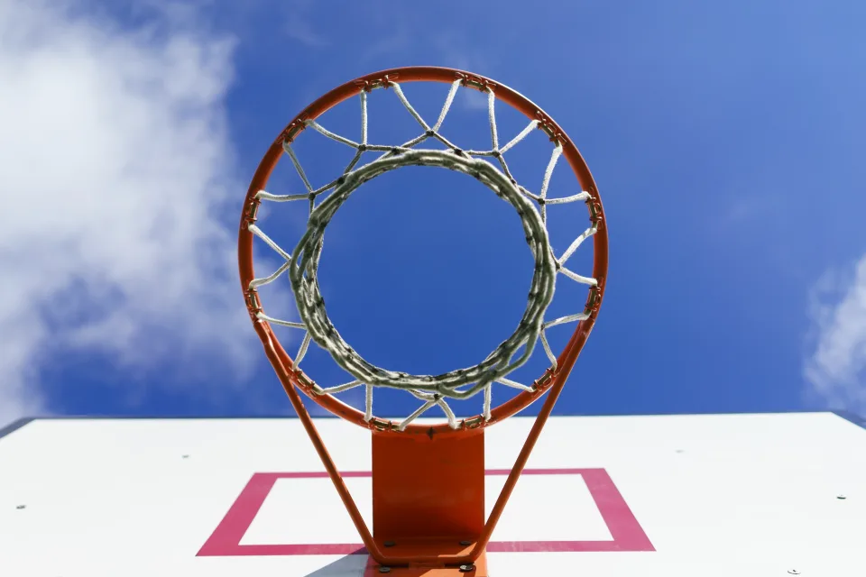 Runder Basketballkorb vor dem Himmel