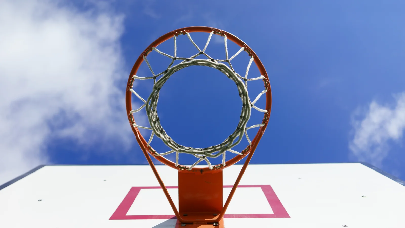 Runder Basketballkorb vor dem Himmel