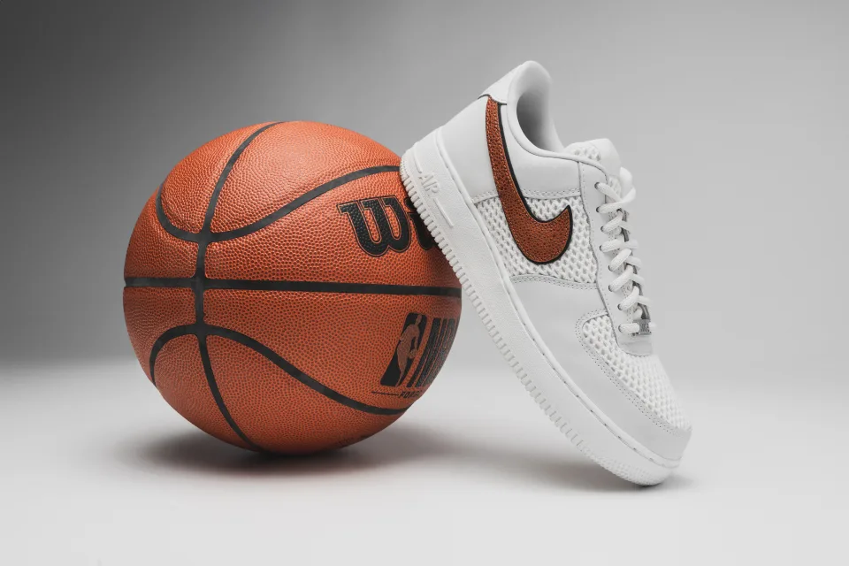 Sportliche und Basketball vor grauem Hintergrund