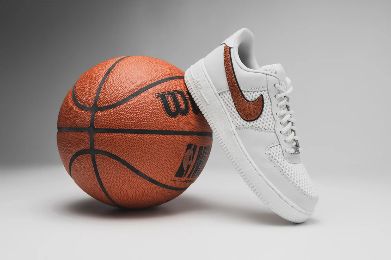 Sportliche und Basketball vor grauem Hintergrund