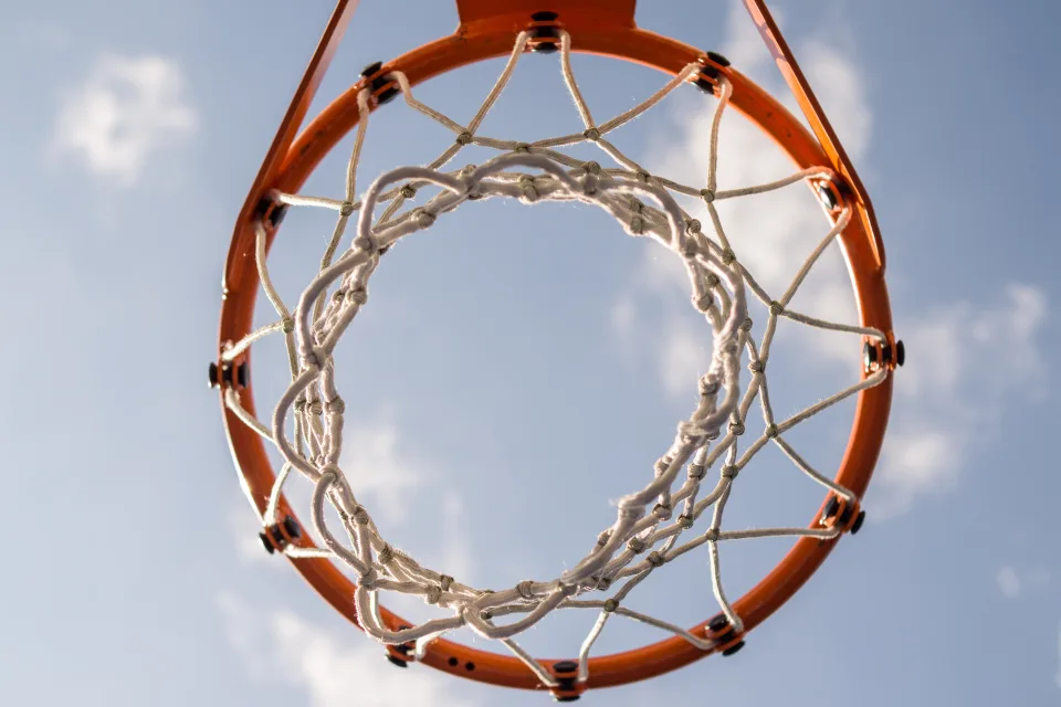 Untersicht auf Basketballkorb