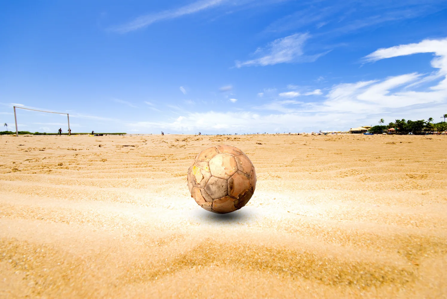Alter Fußball im Sand