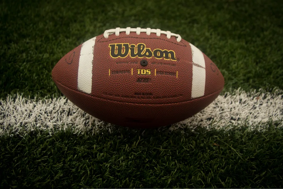 American Football Ball auf grünem Rasen