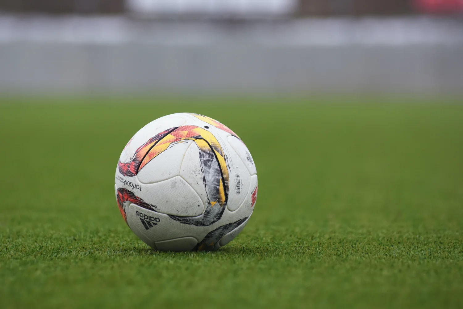 Ball für Spiel in Fußball auf dem Feld