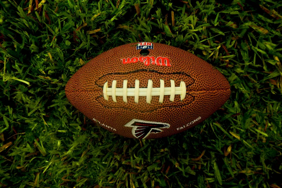 Ball für Spiel in amerikanischer Fußball auf grünem Gras