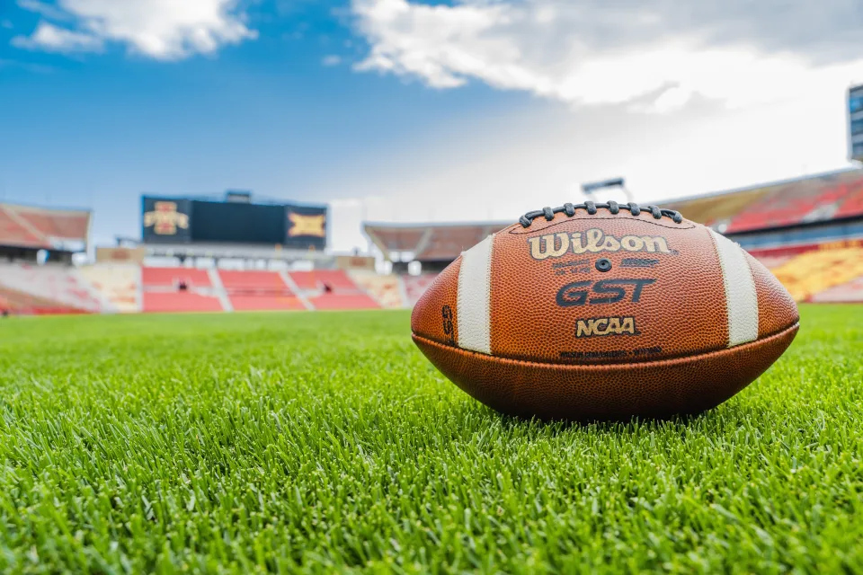 Ball für amerikanischen Fußball auf dem Feld