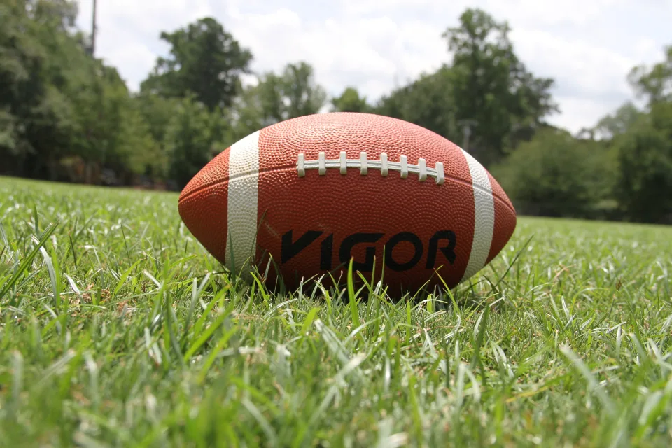 Ball für amerikanischen Fußball auf grünem Gras