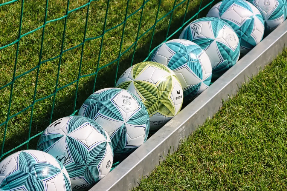 Fußball Ball liegen bei Netze im Gras