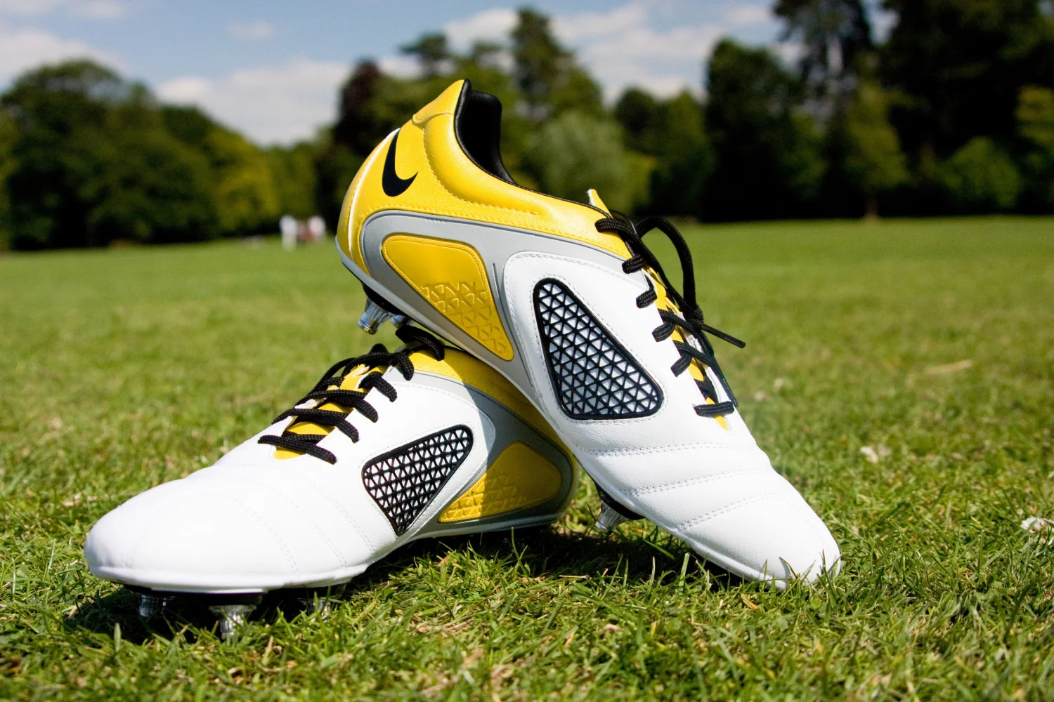 Fußball Fußballschuhe auf grünem Gras