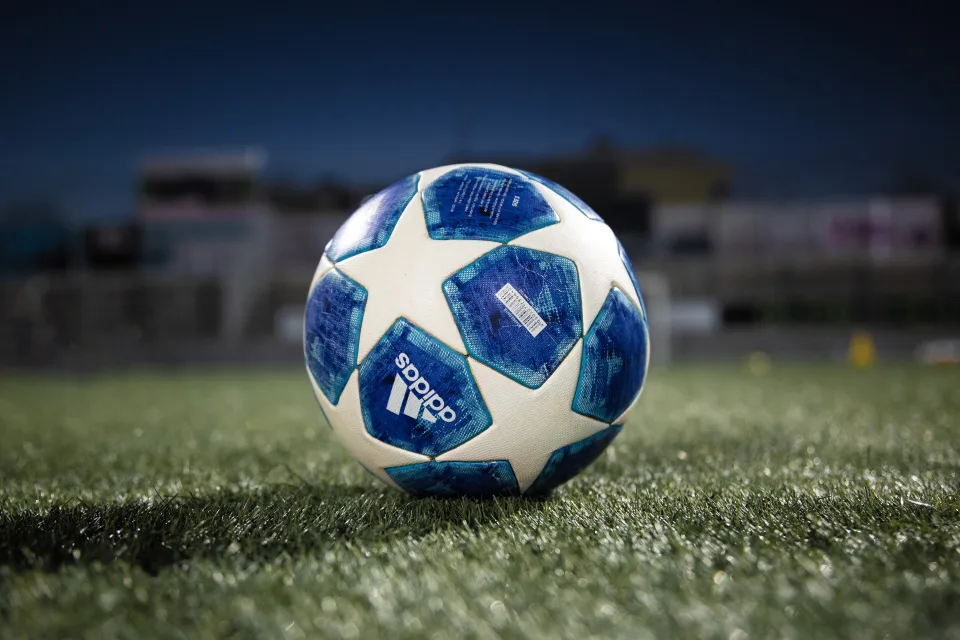Fußball auf dem Feld
