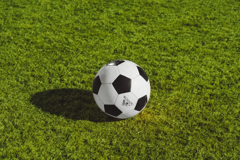 Fußball auf dem Spielfeld
