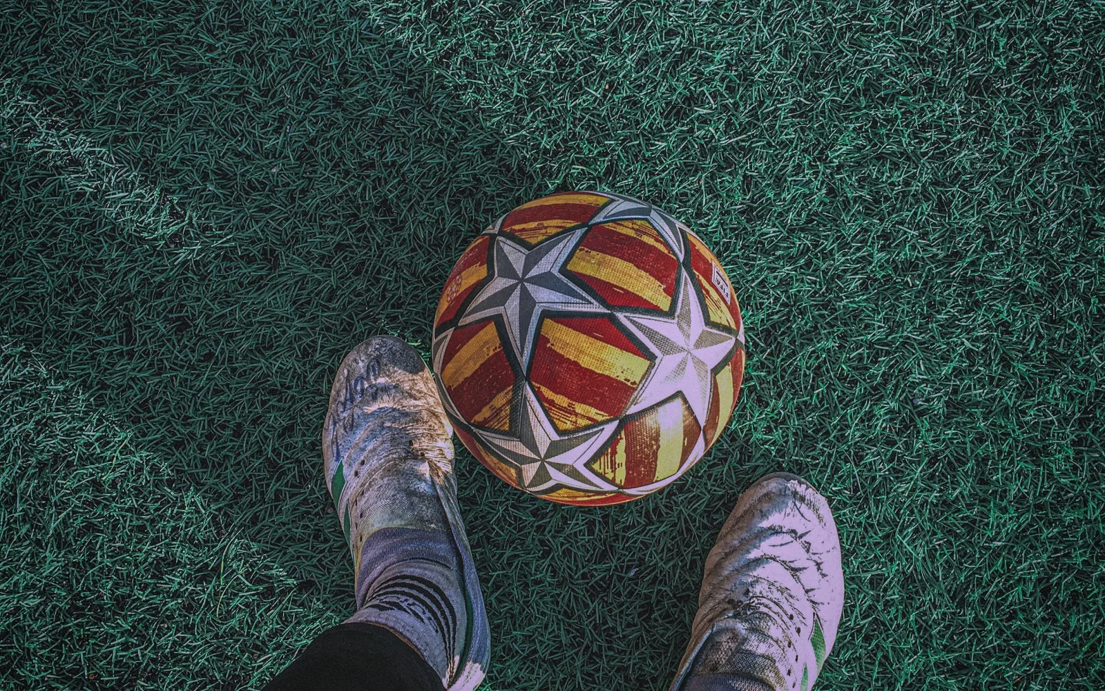 Fußball auf grünem Feld mit Fußballspieler