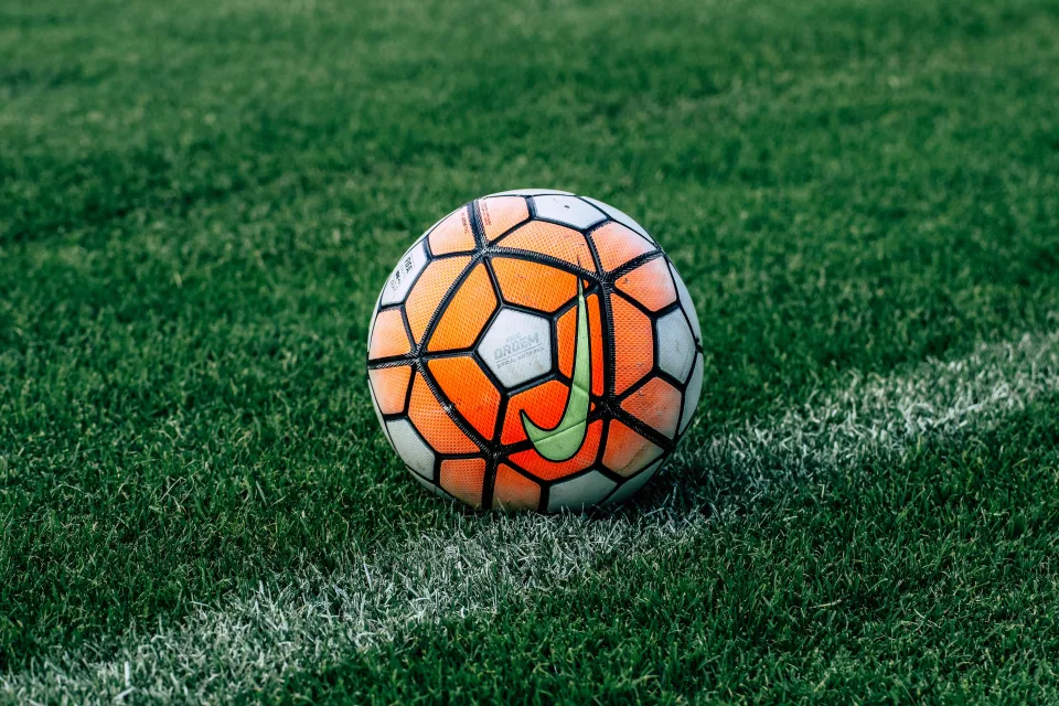 Fußball auf grünem Feld