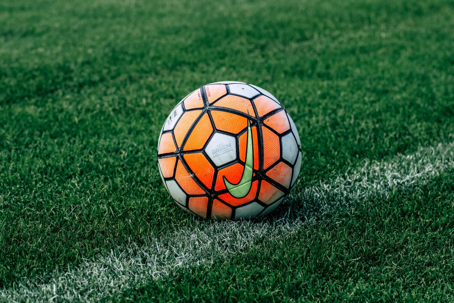 Fußball auf grünem Feld