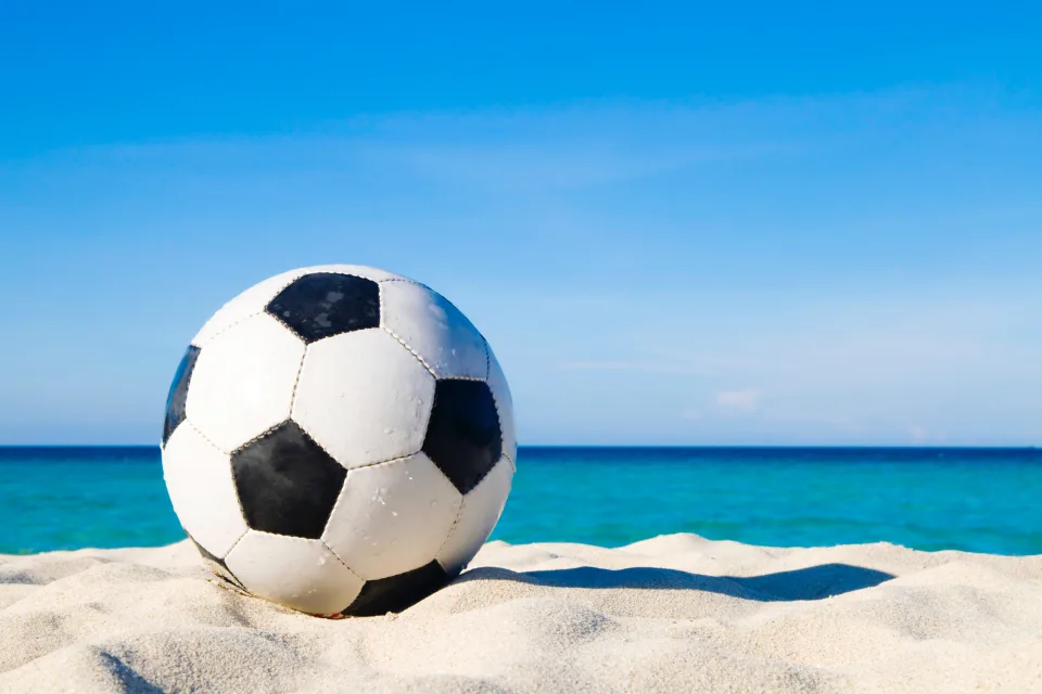 Fußball auf heißem Sand am Meer