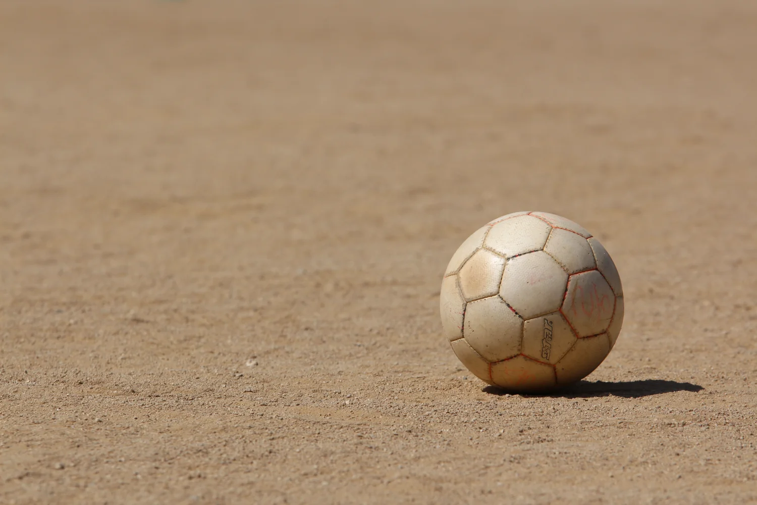 Fußball im Sand