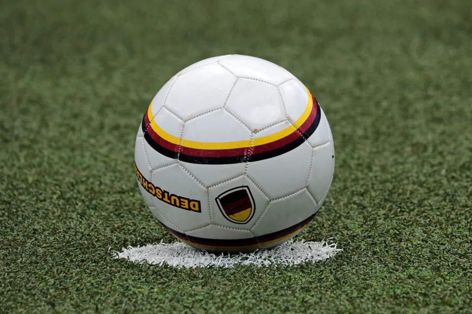 Fußball liegt auf auf dem Feld