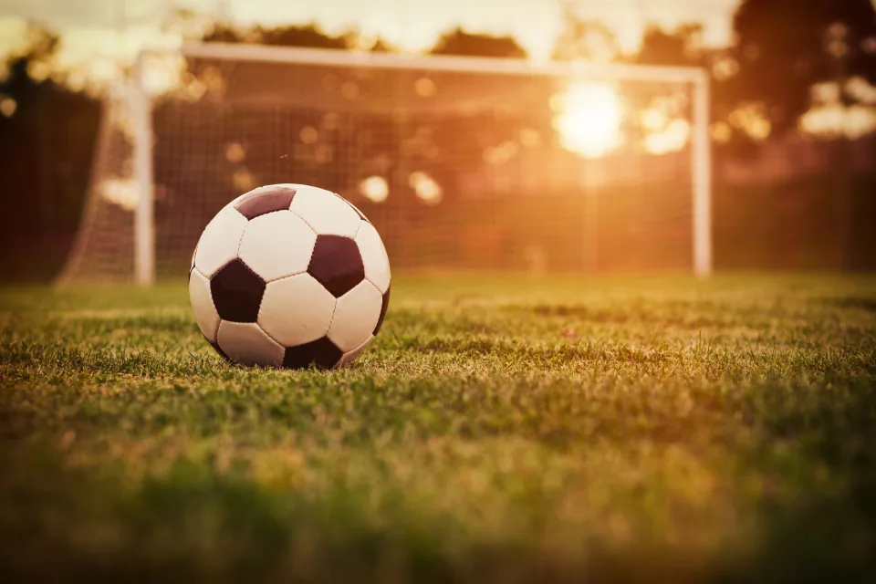 Fußball liegt auf dem Feld bei Tors