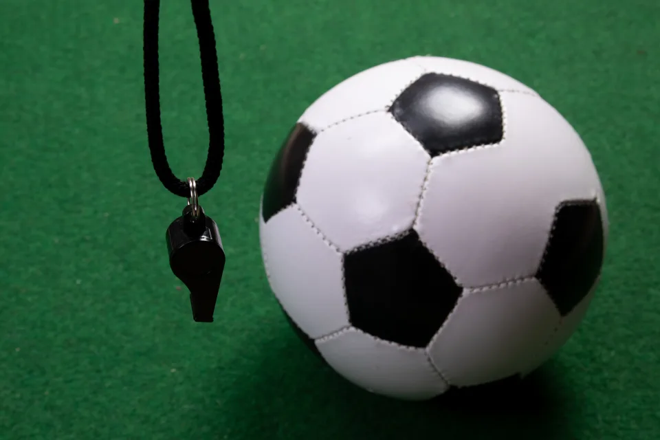 Fußball mit vor grünem Hintergrund