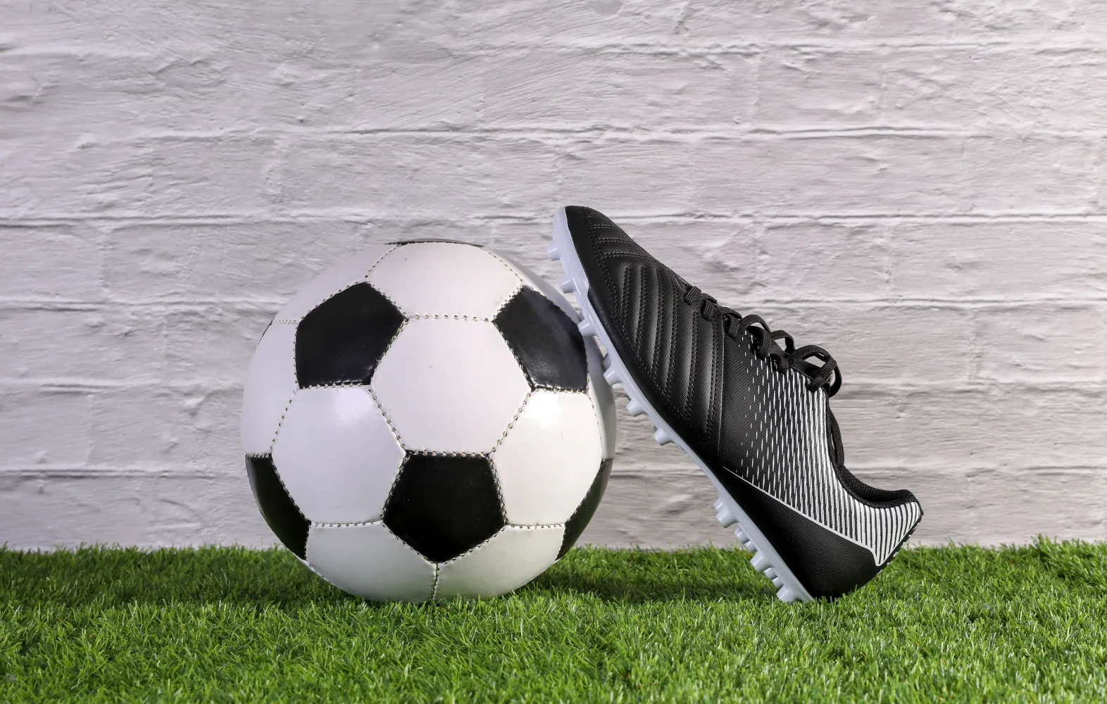 Fußball und sportliche an einer Mauer