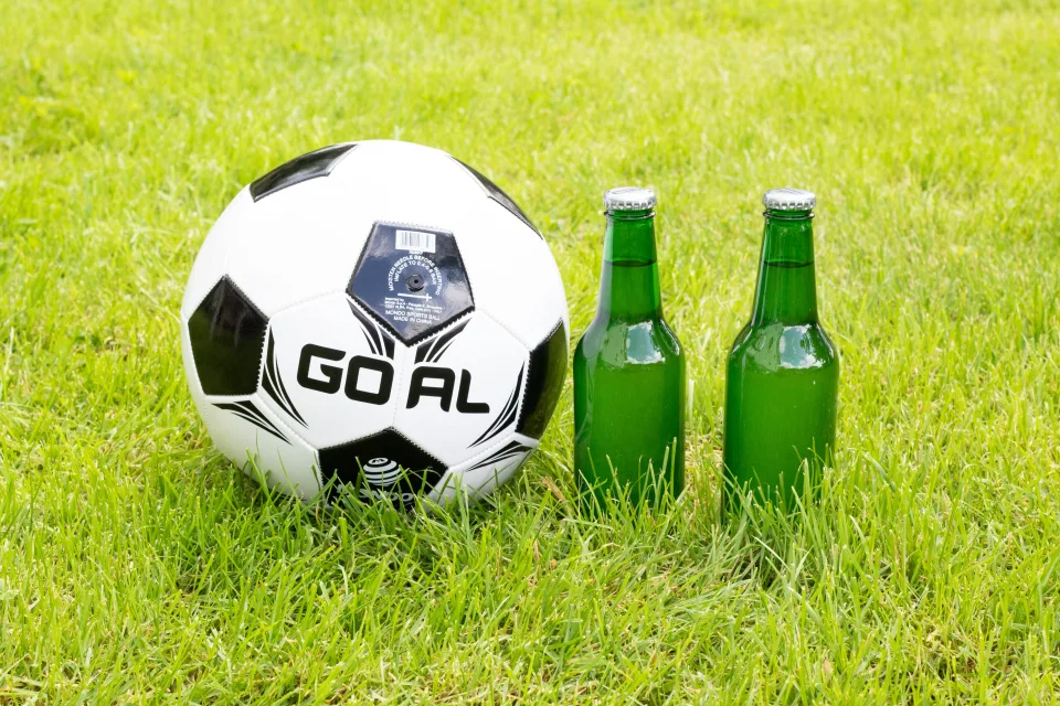 Fußball und zwei auf dem Feld