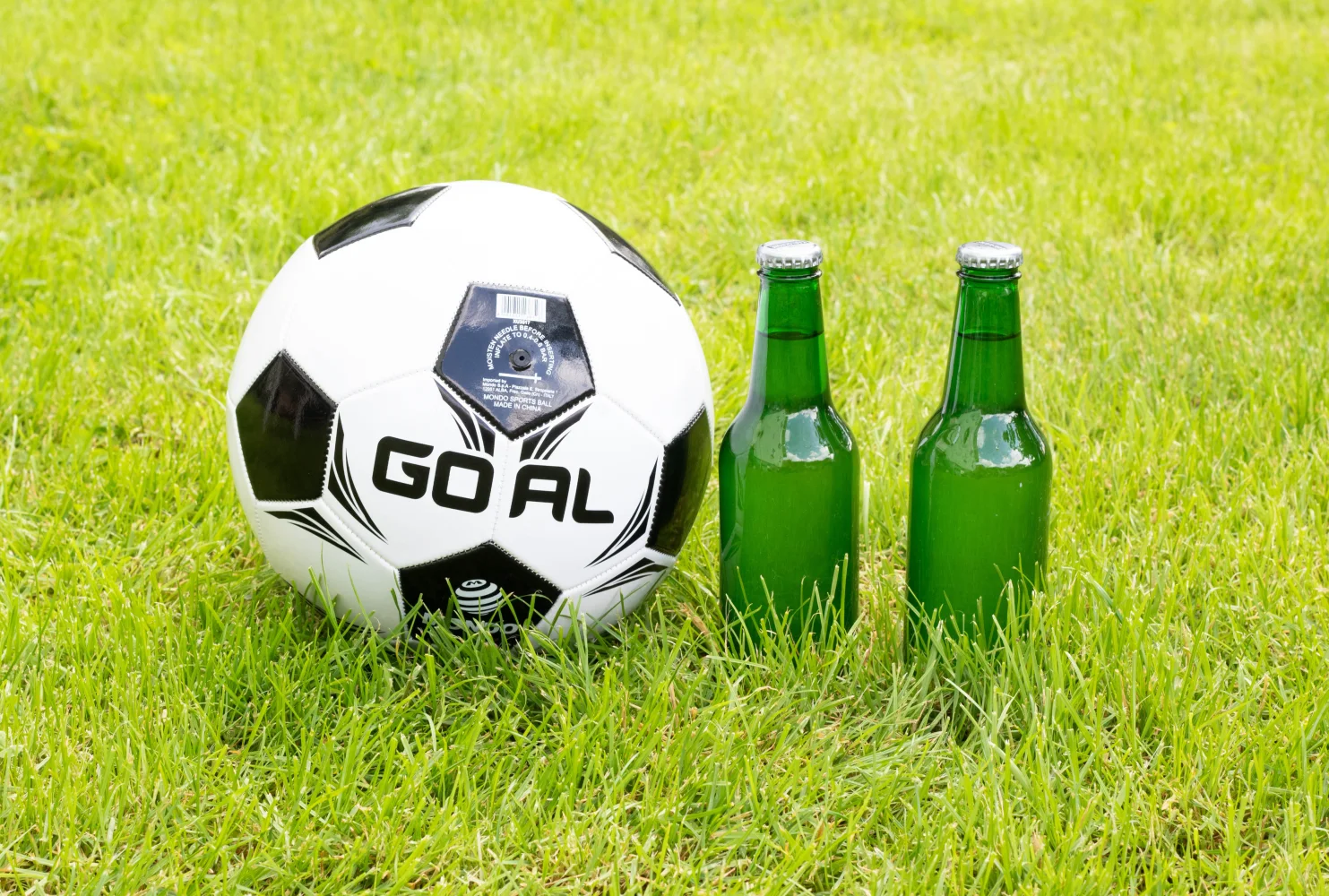 Fußball und zwei auf dem Feld
