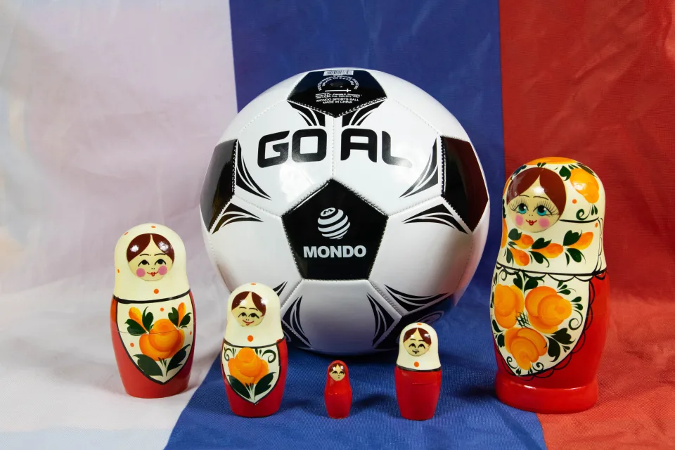 Fußball vor dem Hintergrund Flagge Russland