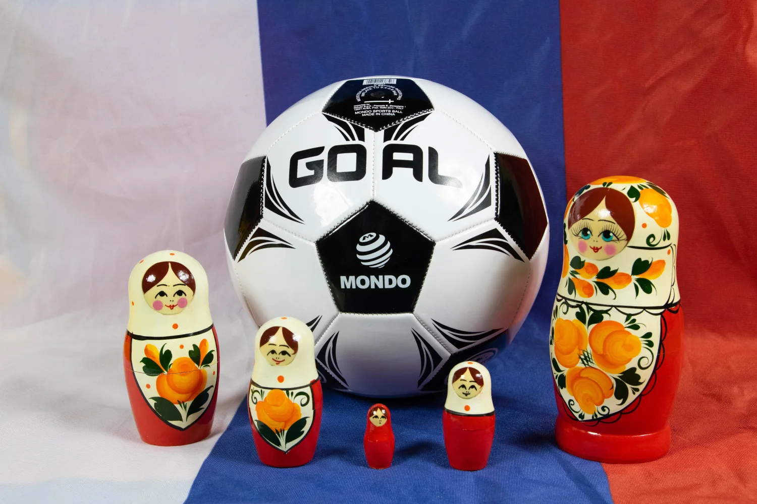 Fußball vor dem Hintergrund Flagge Russland