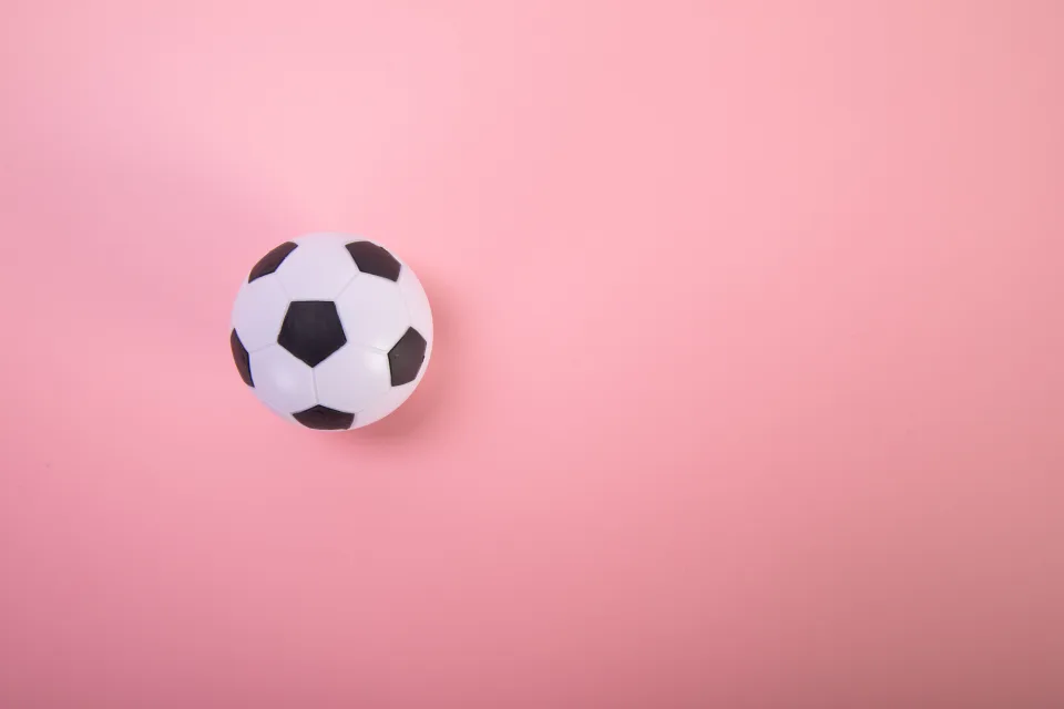 Fußball vor rosa Hintergrund
