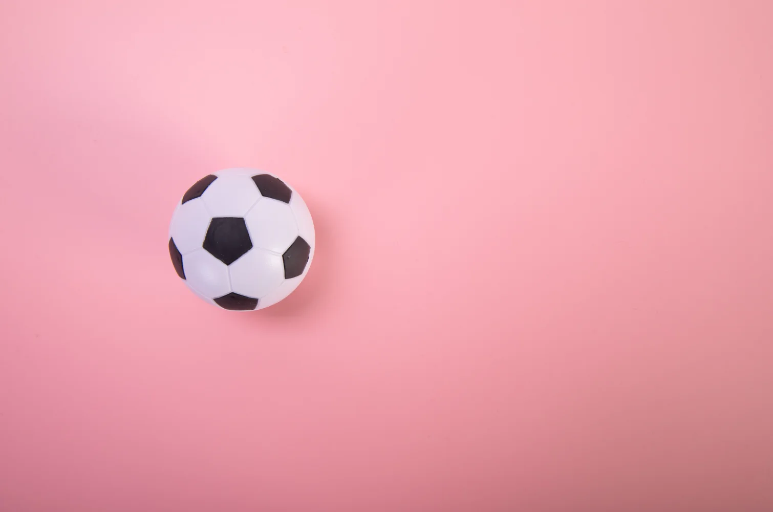 Fußball vor rosa Hintergrund