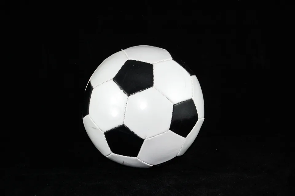 Fußball vor schwarzem Hintergrund in Nahaufnahme