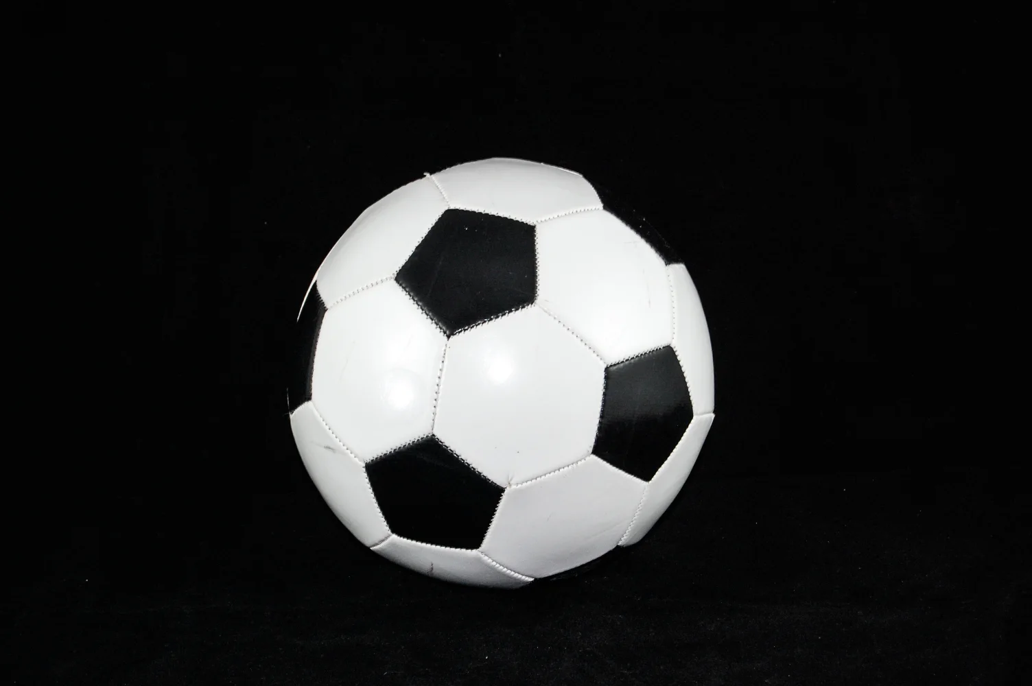 Fußball vor schwarzem Hintergrund in Nahaufnahme