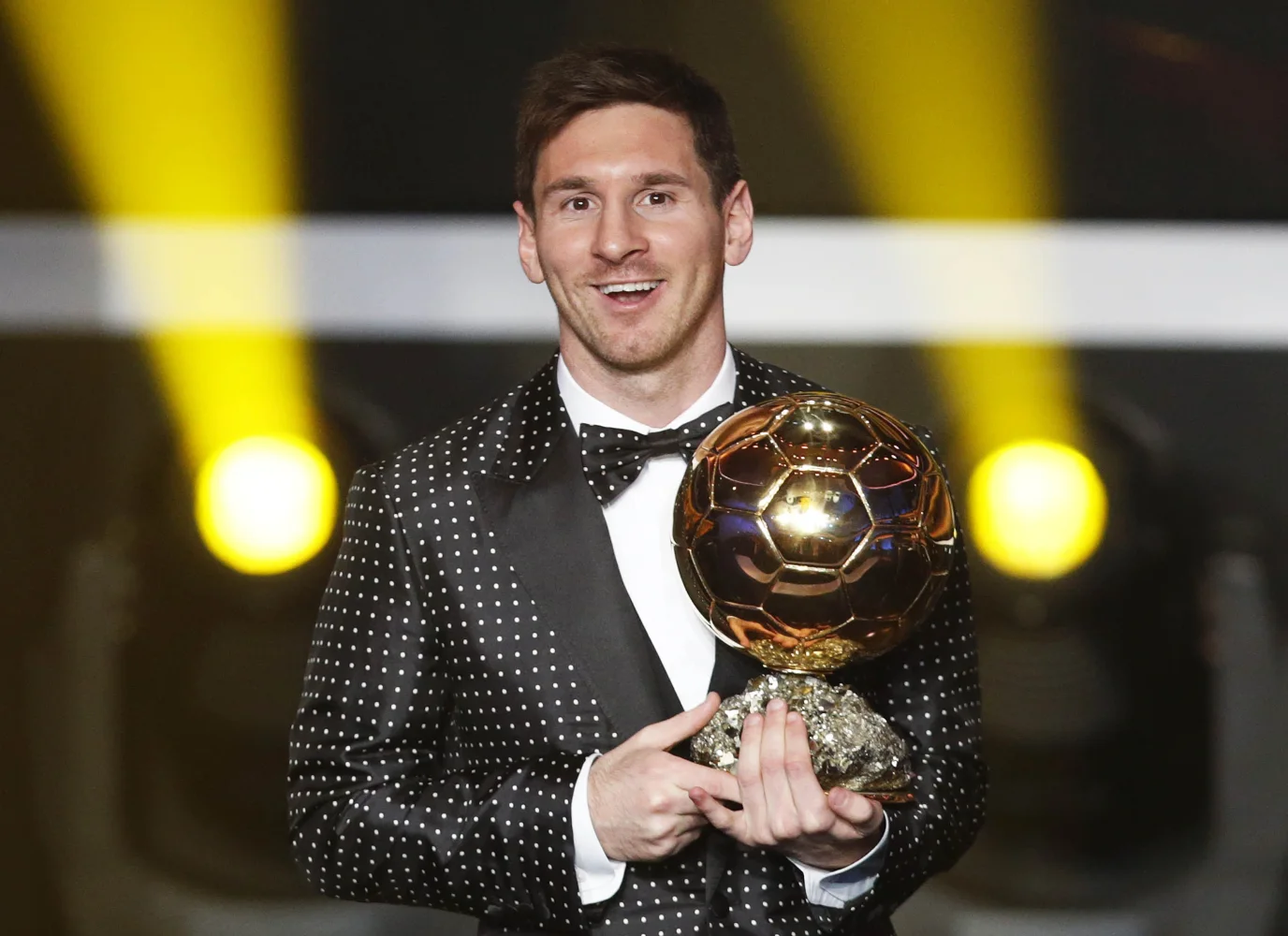 Fußballspieler Lionel Messi mit dem Goldenen Ball in den Händen