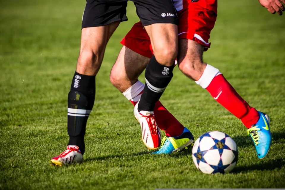 Fußballspieler spielen in Fußball auf dem Feld