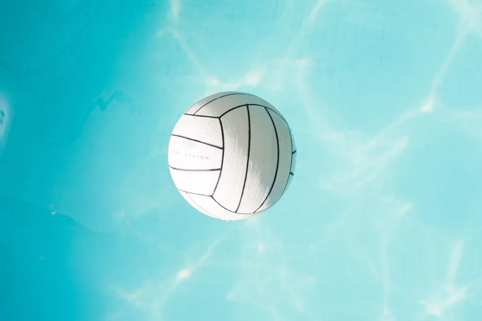 Großer Ball schwimmt in hellblauer Wasser