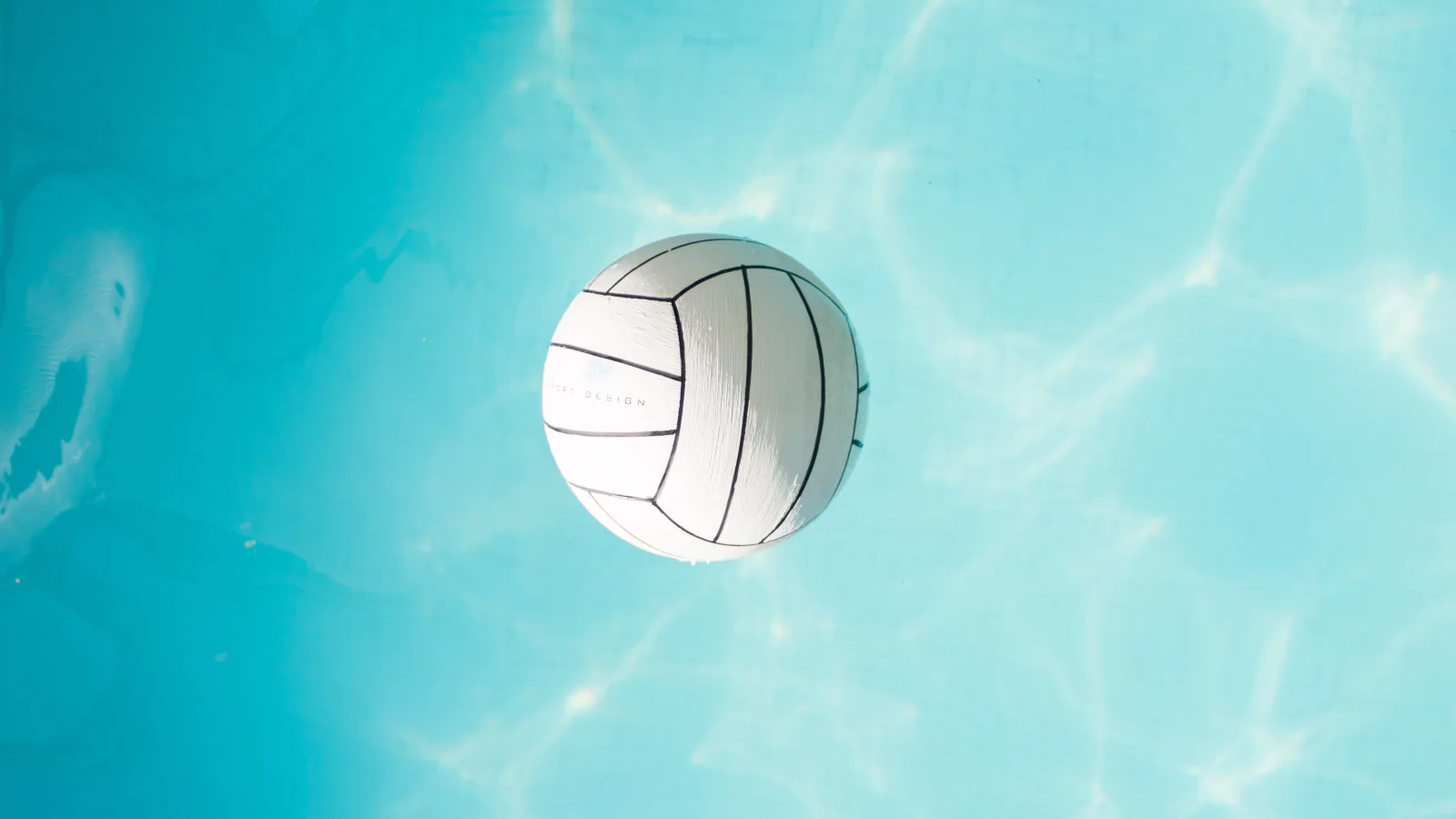 Großer Ball schwimmt in hellblauer Wasser