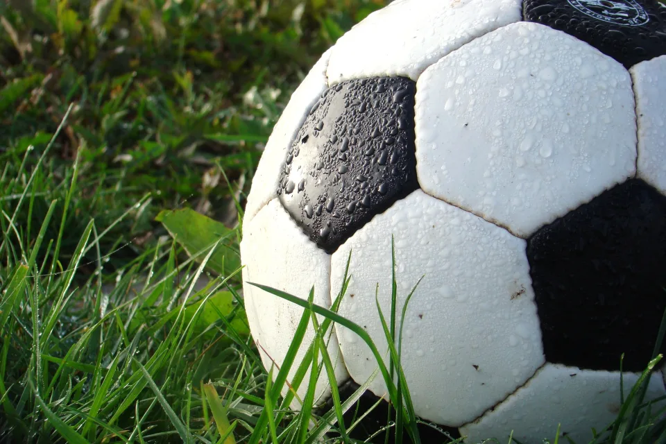 Nasser Fußball liegt auf grünem Gras
