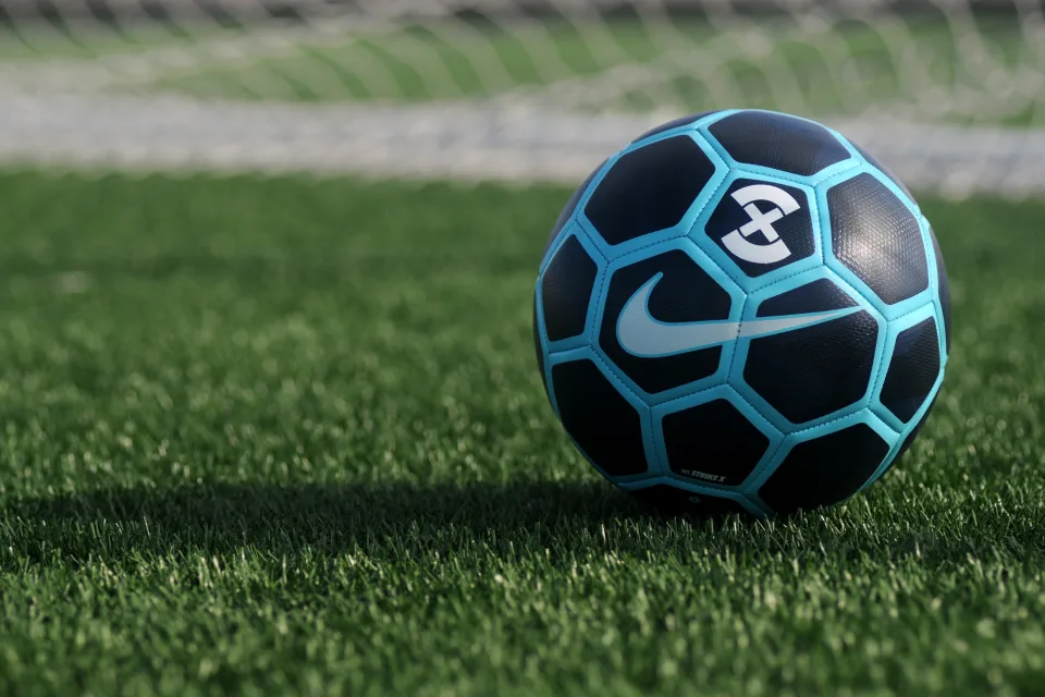 Neuer Lederfußball auf dem Feld