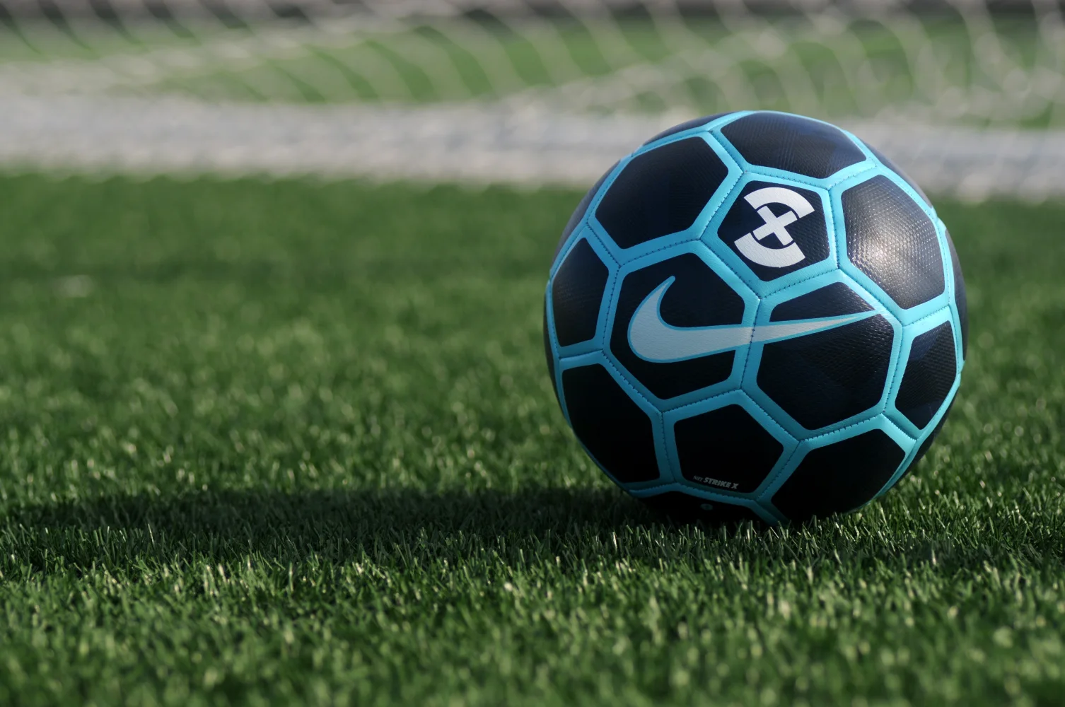Neuer Lederfußball auf dem Feld