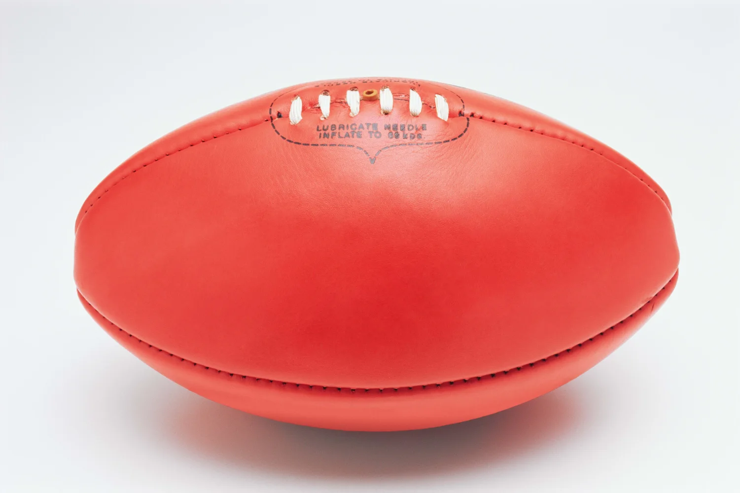 Roter Ball für amerikanischen Fußball vor weißem Hintergrund