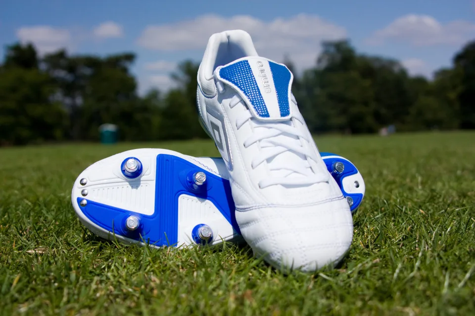 Schöne neue Fußball Fußballschuhe auf grünem Gras