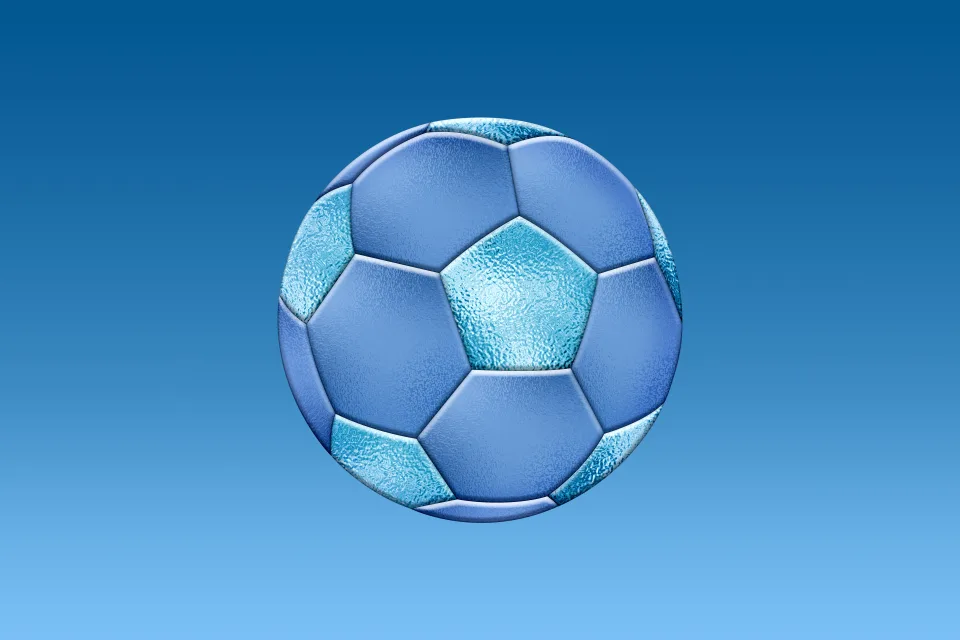 Schöner Fußball vor hellblauem Hintergrund