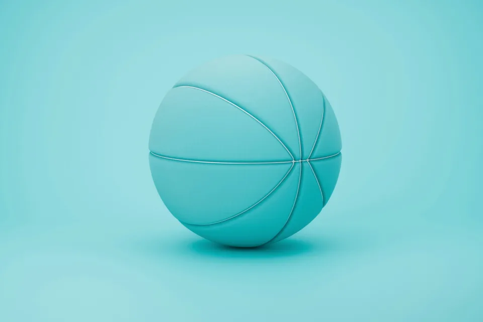 Sportlicher Ball vor hellblauem Hintergrund